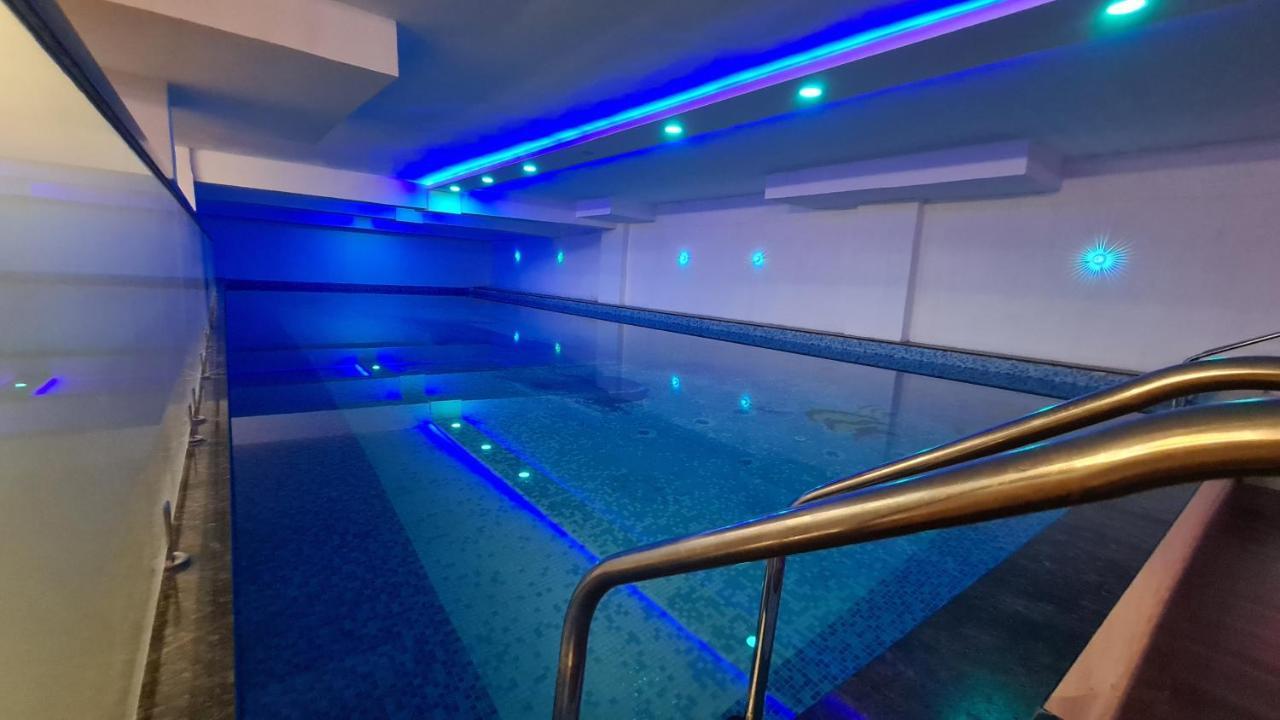 Galaxy Club & Hotel Bijāpur Buitenkant foto