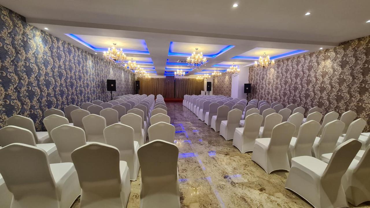 Galaxy Club & Hotel Bijāpur Buitenkant foto