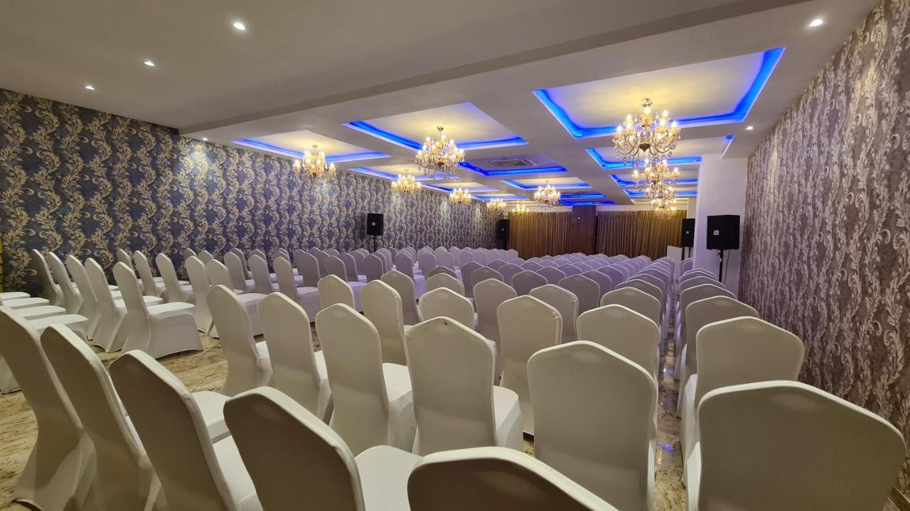 Galaxy Club & Hotel Bijāpur Buitenkant foto