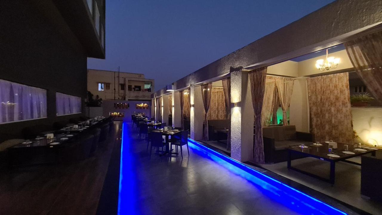 Galaxy Club & Hotel Bijāpur Buitenkant foto