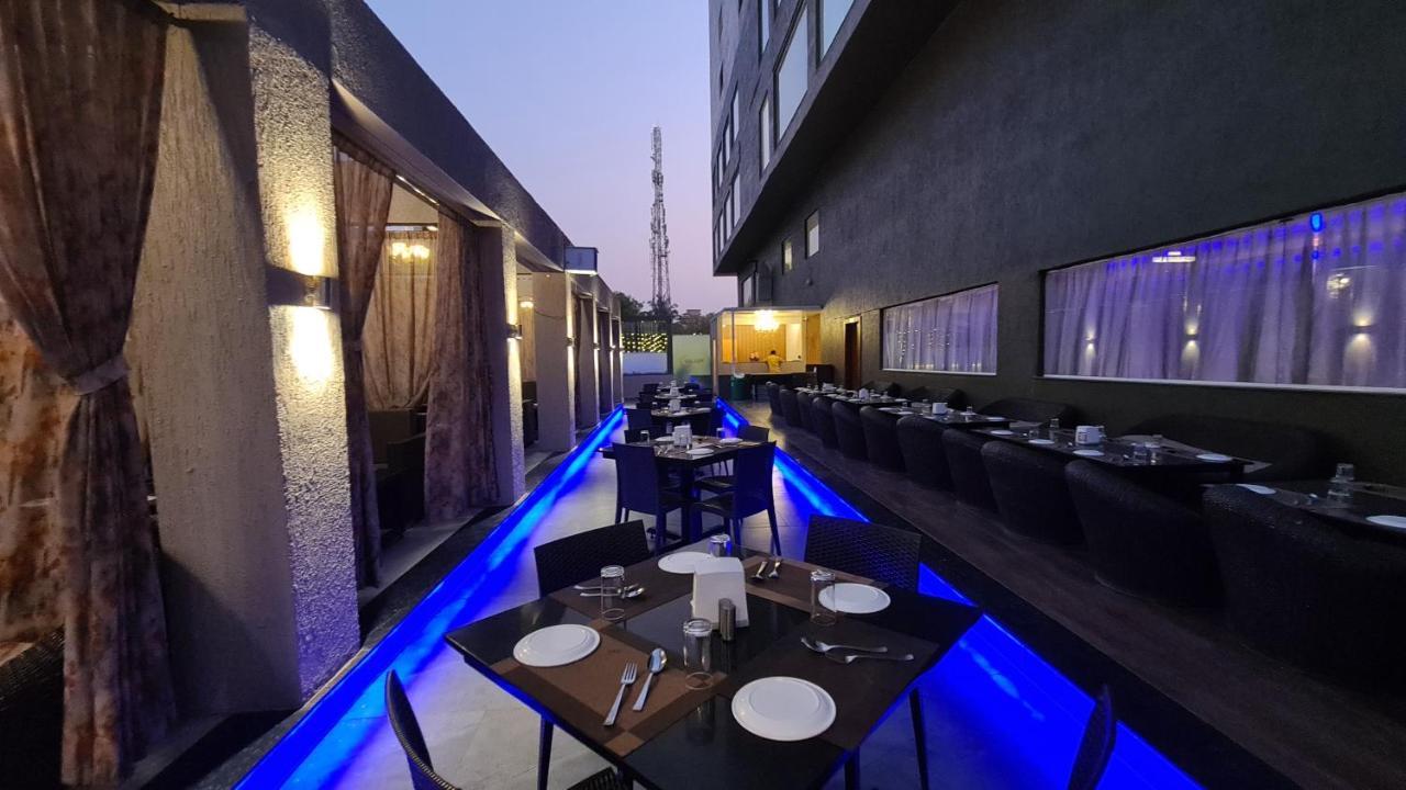 Galaxy Club & Hotel Bijāpur Buitenkant foto