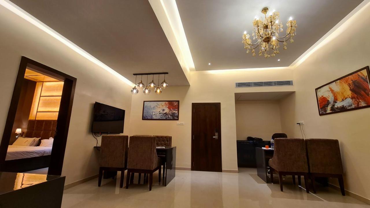 Galaxy Club & Hotel Bijāpur Buitenkant foto