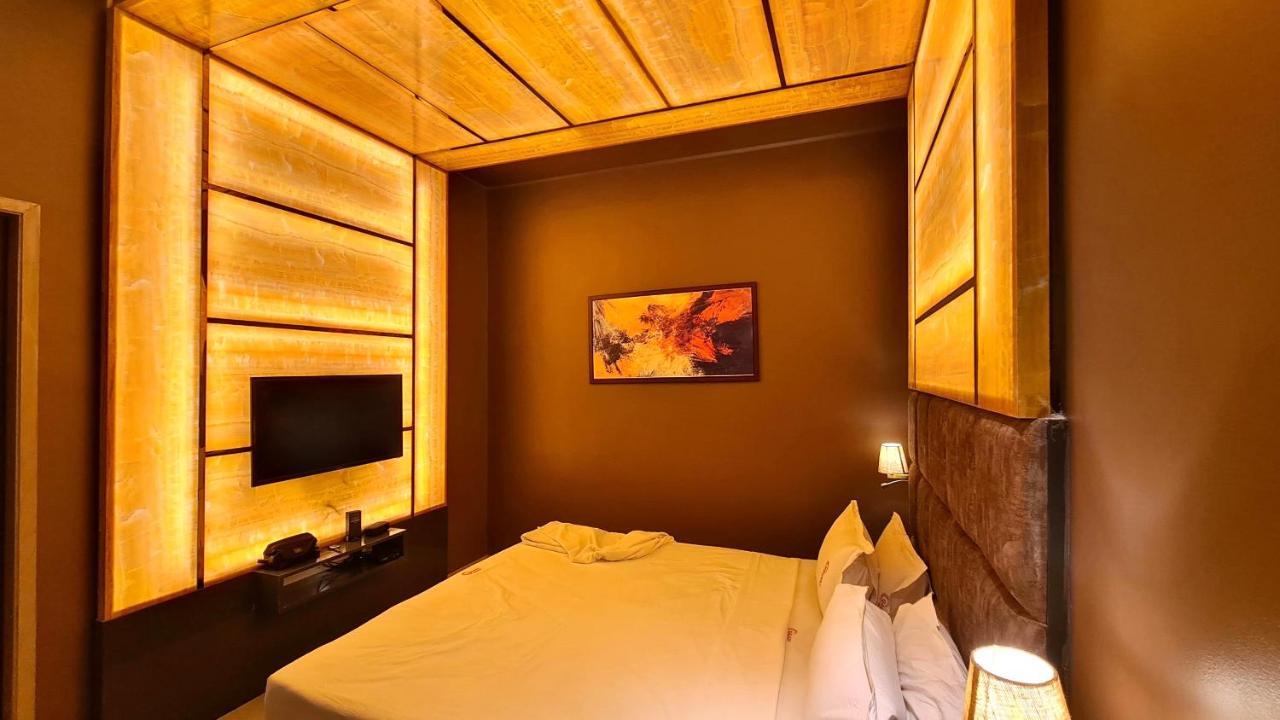 Galaxy Club & Hotel Bijāpur Buitenkant foto