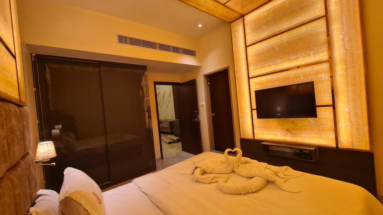 Galaxy Club & Hotel Bijāpur Buitenkant foto