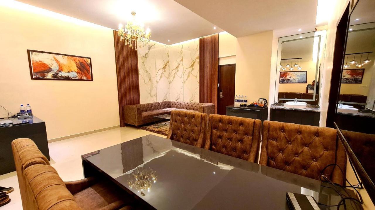 Galaxy Club & Hotel Bijāpur Buitenkant foto