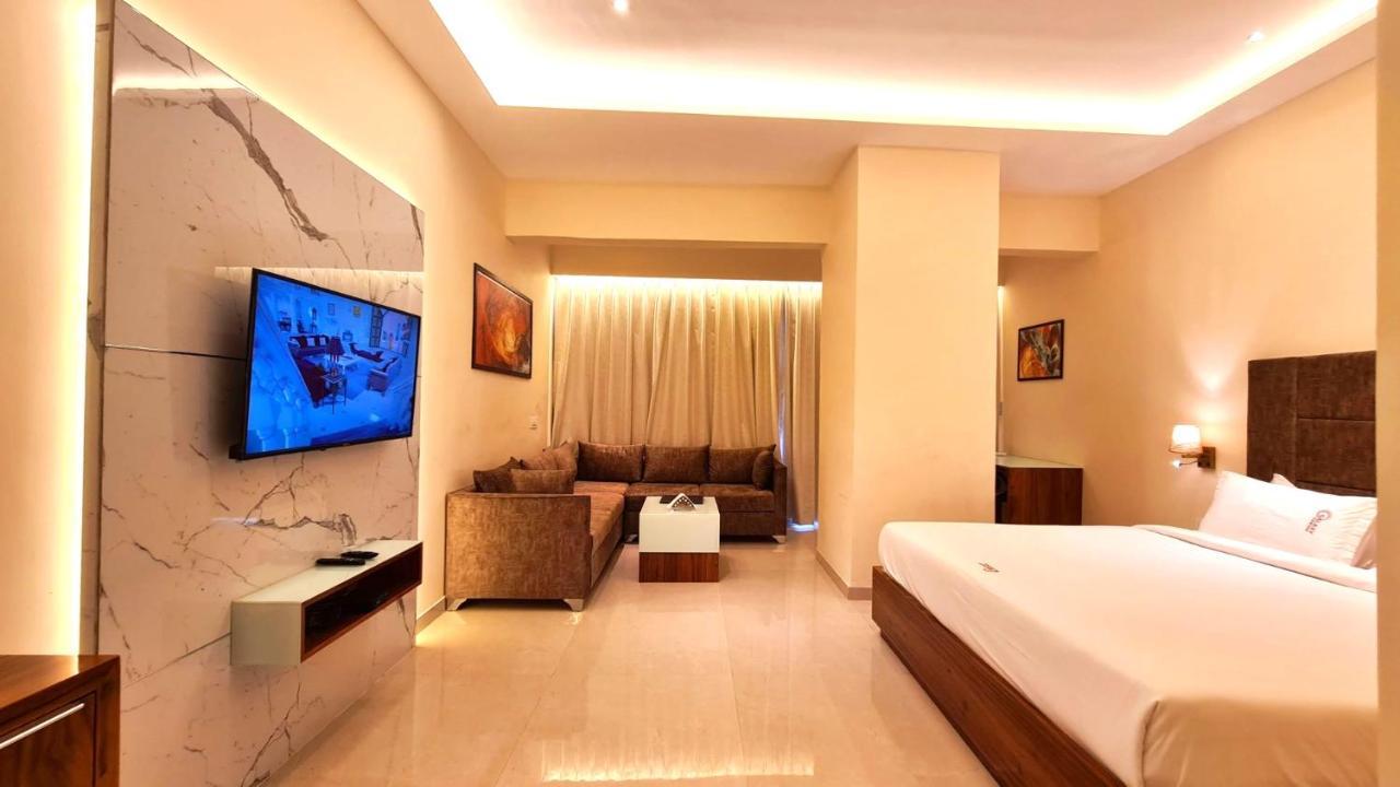 Galaxy Club & Hotel Bijāpur Buitenkant foto