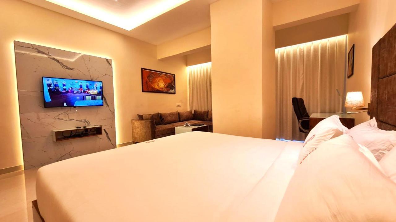 Galaxy Club & Hotel Bijāpur Buitenkant foto